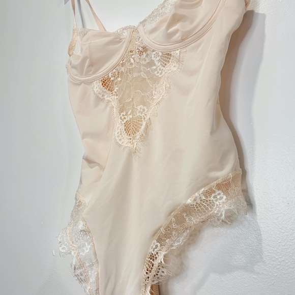 ASOS lace trim bodysuit - Picture 2 of 3
